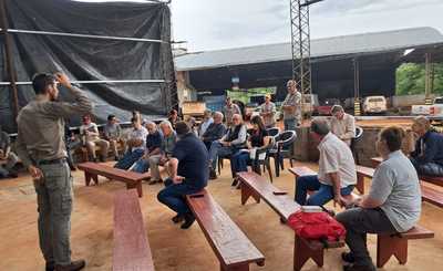 Imagen de Capacitación del SEY sobre plagas y enfermedades en yerba mate con productores de Oberá Imagen de Capacitación del SEY sobre plagas y enfermedades en yerba mate con productores de Oberá