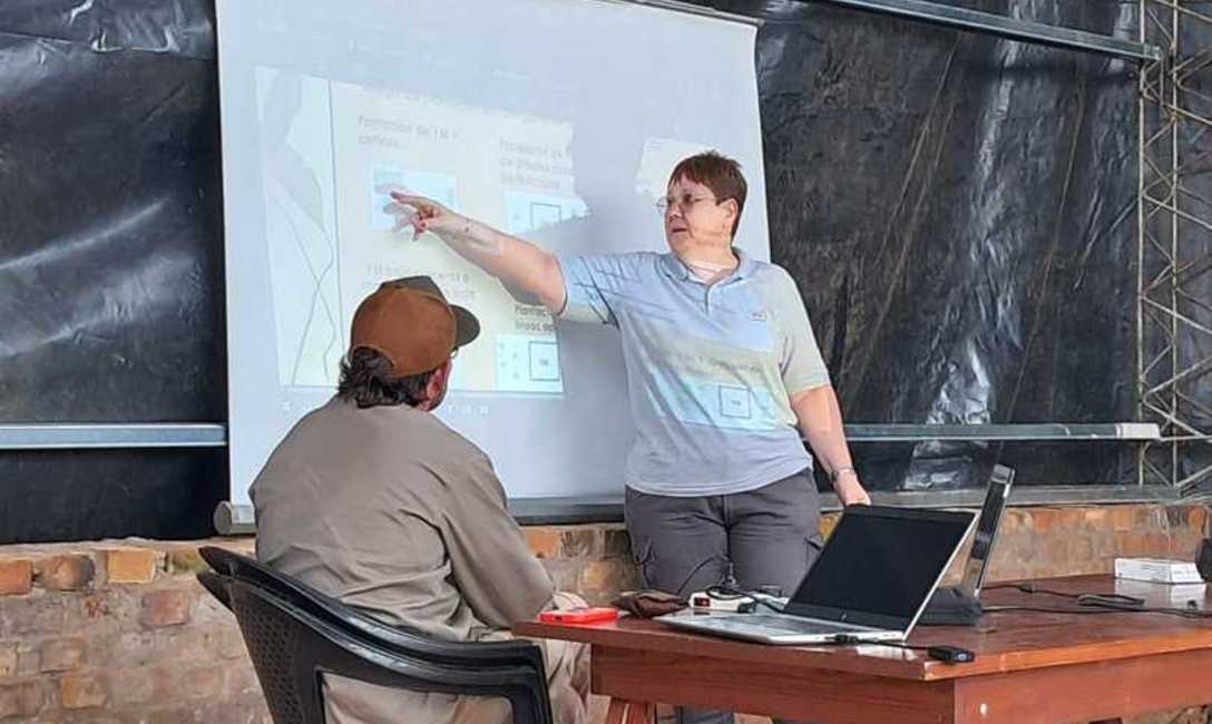 Imagen de Capacitación del SEY sobre plagas y enfermedades en yerba mate con productores de Oberá Imagen de Capacitación del SEY sobre plagas y enfermedades en yerba mate con productores de Oberá